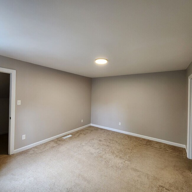 Building Photo - Beautiful End unit Townhome for rent