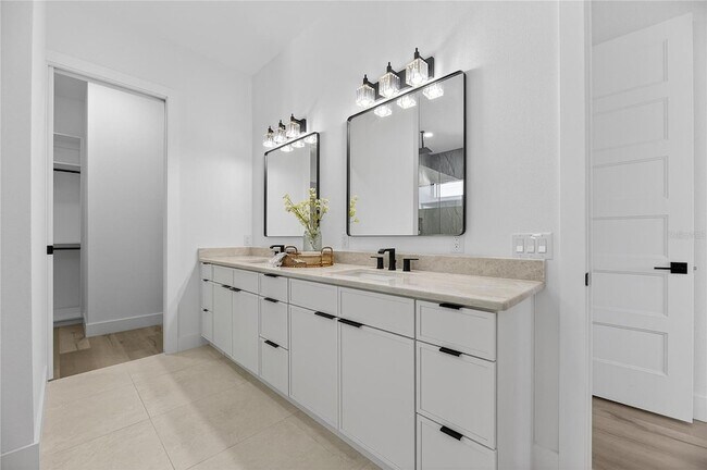 Building Photo - 2335 Oak Terrace