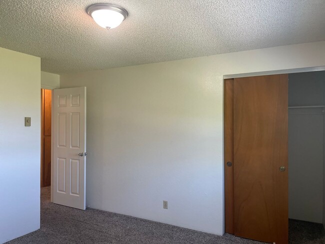 Building Photo - Nice Townhome-2 bed 1.5 Bath--Situated in the Friendly town of Grants Pass