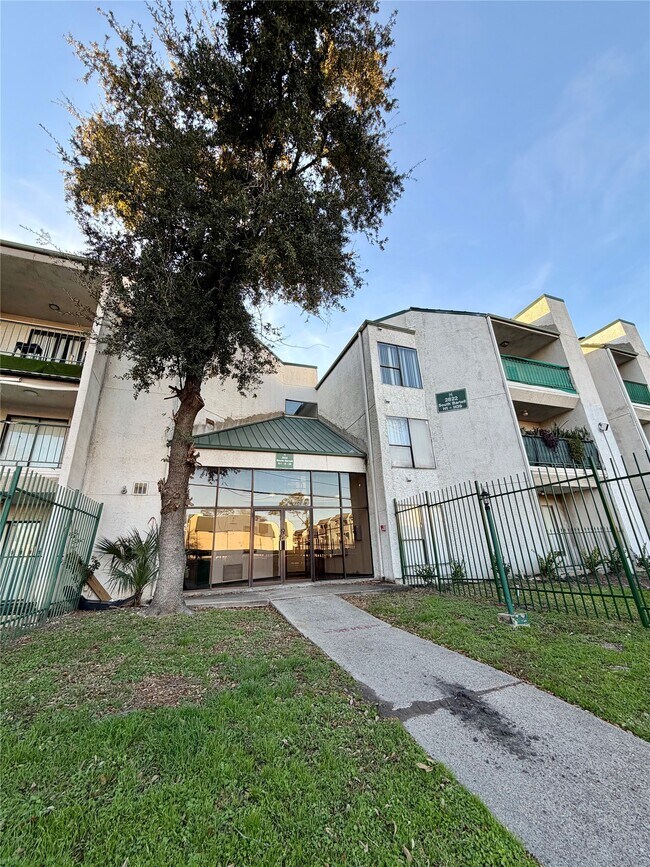 Building Photo - 2822 S Bartell Dr