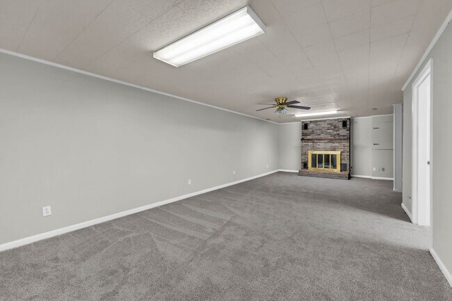 Building Photo - 780 Rossview Rd