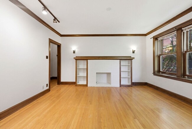 Building Photo - 528 Sheridan Rd