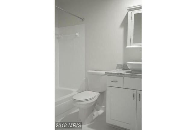 Building Photo - 3 LEVEL TOWNHOUSE WITH 1 CAR GARAGE END UNIT TOWNHOUSE