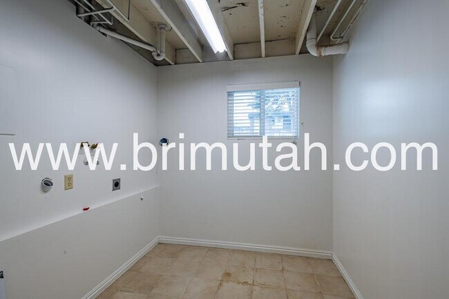 Building Photo - 4670 Stratton Dr E