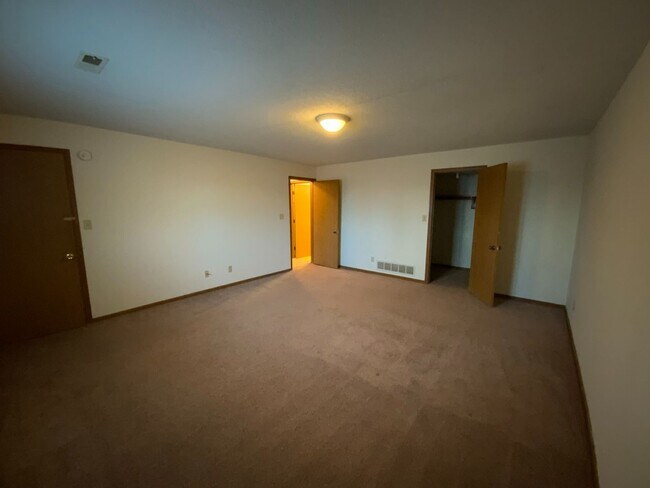 Building Photo - 4 Bedroom 3 Bath Condo