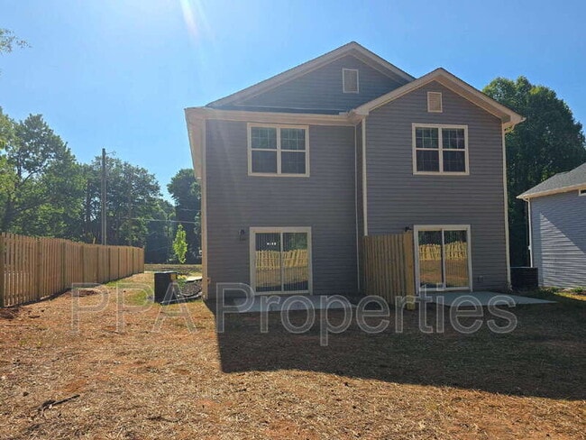 Building Photo - 402 Giles St