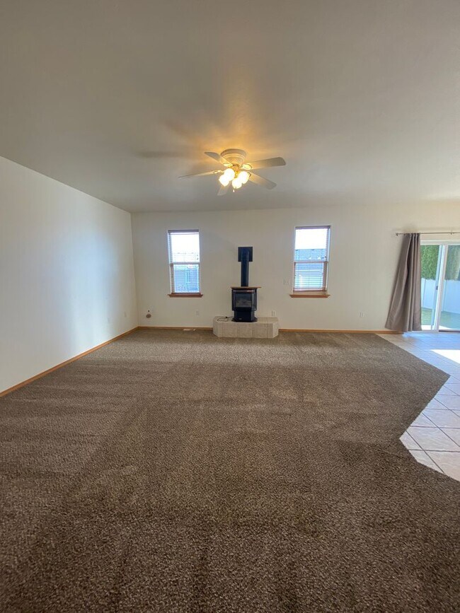 Building Photo - April Rent FREE - Triple Car Garage