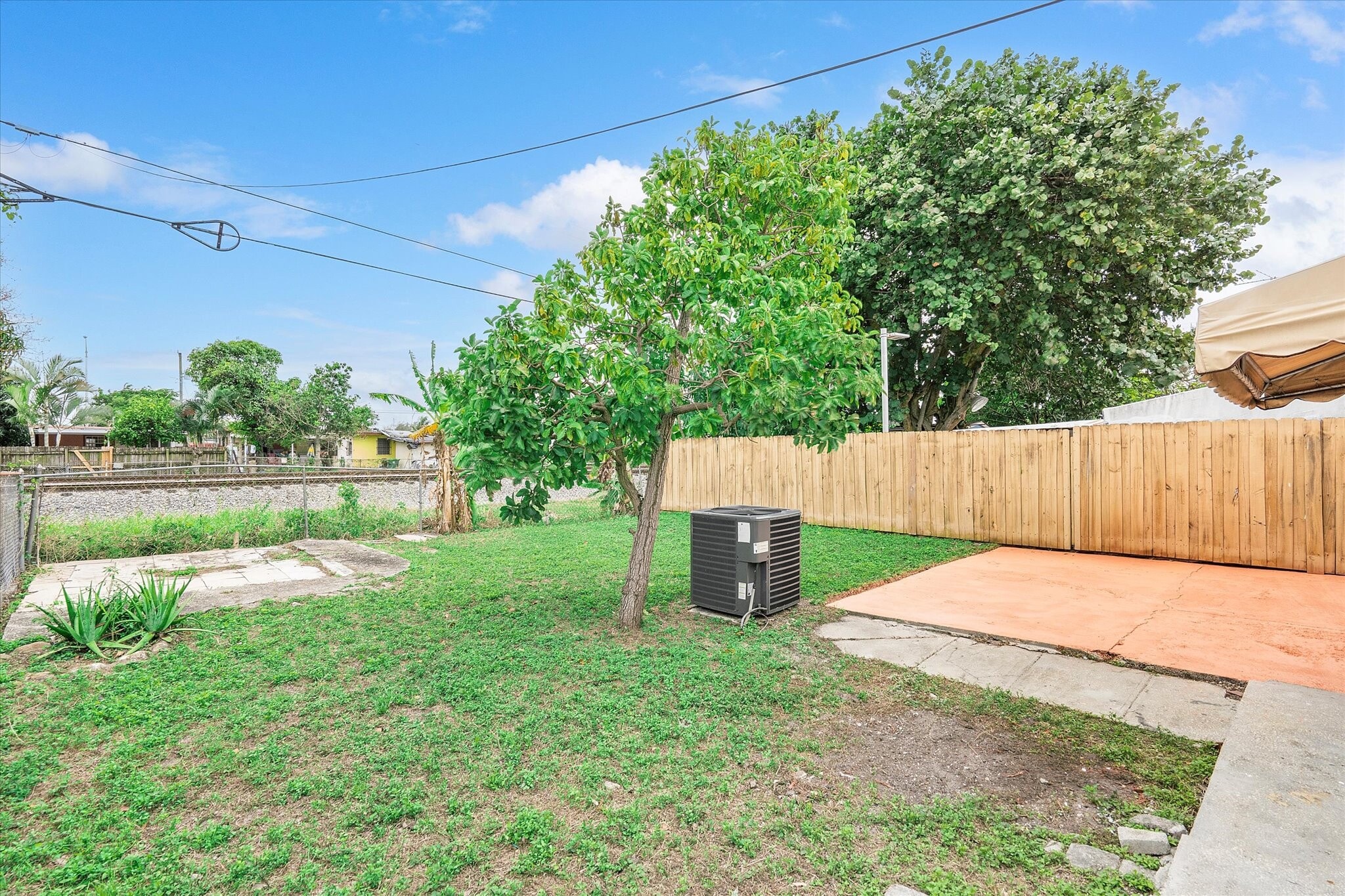 Building Photo - 934 E 22nd St