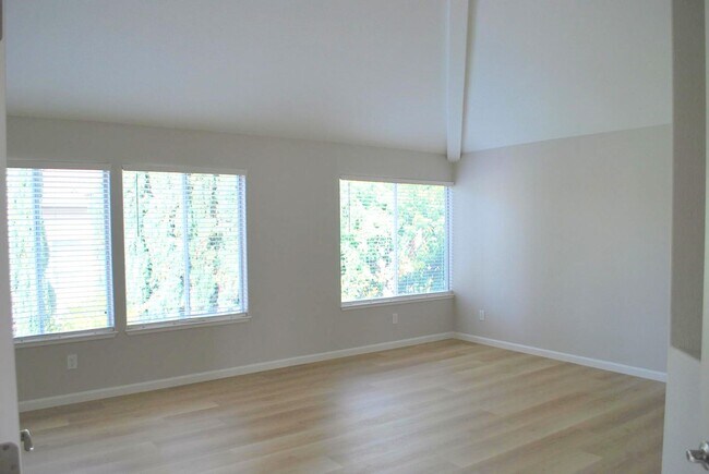 Building Photo - NEW PRICE ! Updated Detached Home in Gated...