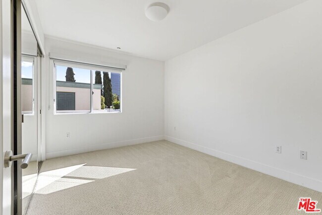 Building Photo - 11715 Goshen Ave