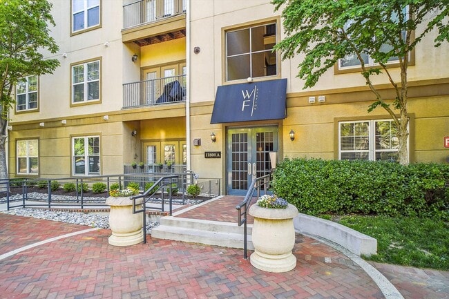 Building Photo - FRESH & READY! 2BD/2BA Next to METRO with ...