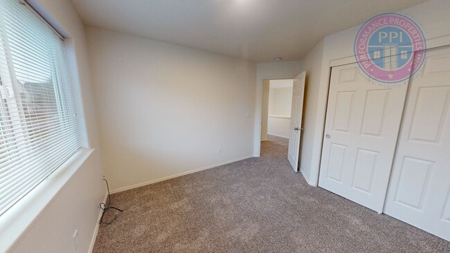 Building Photo - Two Level Cascadia Village Home with  Large Fenced Backyard ! Pet Welcome