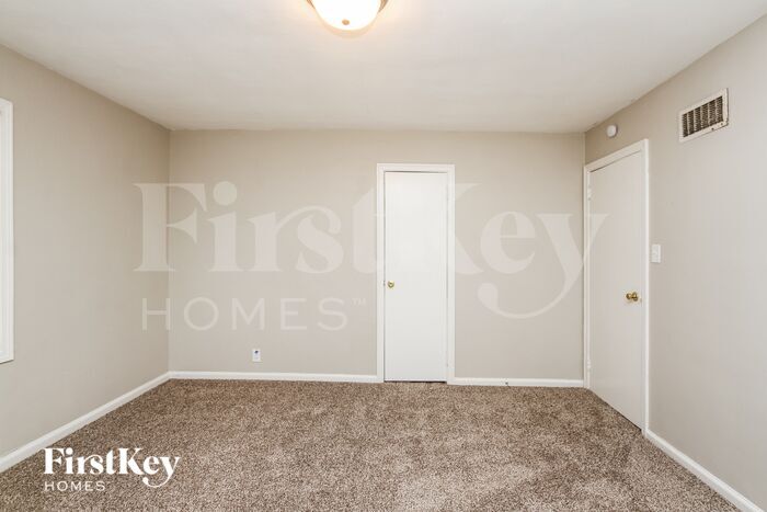 Building Photo - 5614 N Victoria Dr