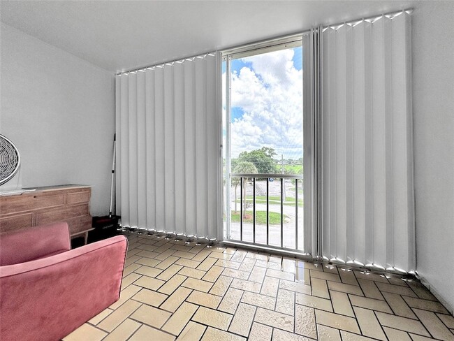 Building Photo - 1005 Country Club Dr