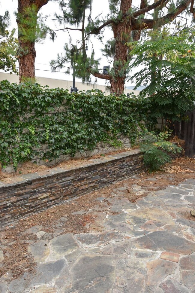 Building Photo - 3 Bedroom 2.5 Bath Hampton Court Condo Nea...