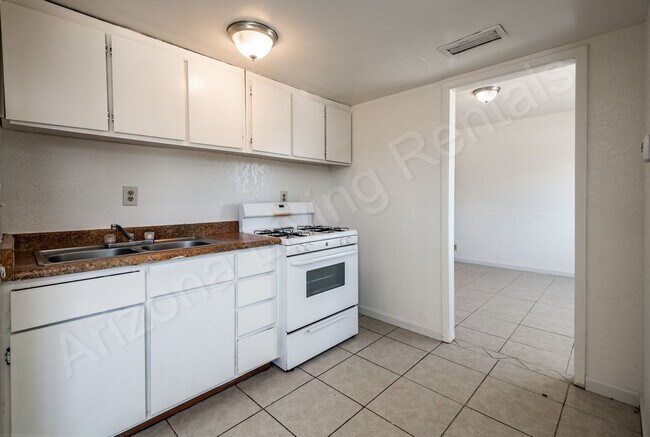 Building Photo - ROOS3823