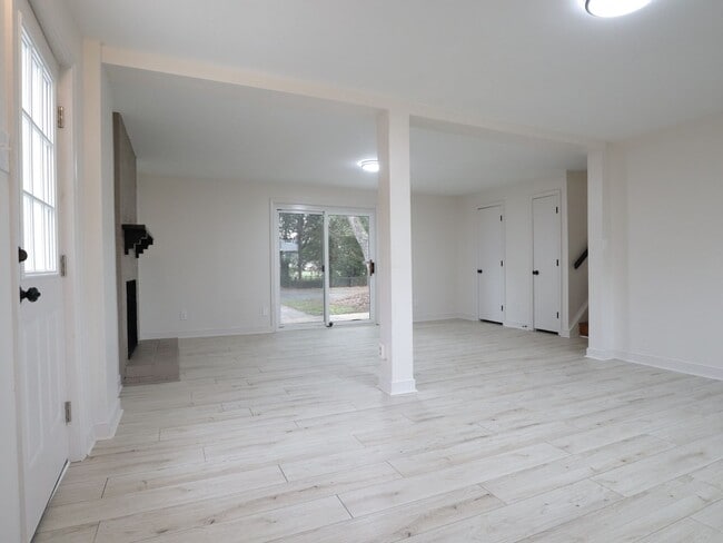 Building Photo - Newly Updated 3-Bed / 1.5-Bath Home with Deck
