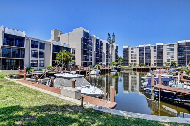 Building Photo - 3 Royal Palm Way