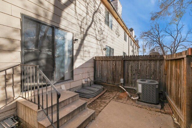 Building Photo - Charming Two-Story Townhome with Finished ...