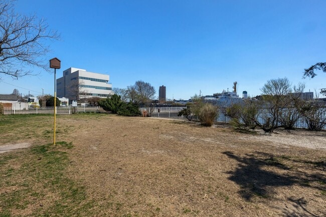 Building Photo - DOWNTOWN AREA