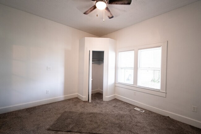 Building Photo - 433 N Randall St