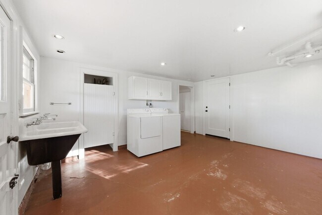 Building Photo - Spacious 2 Bed, 2 Bath Home