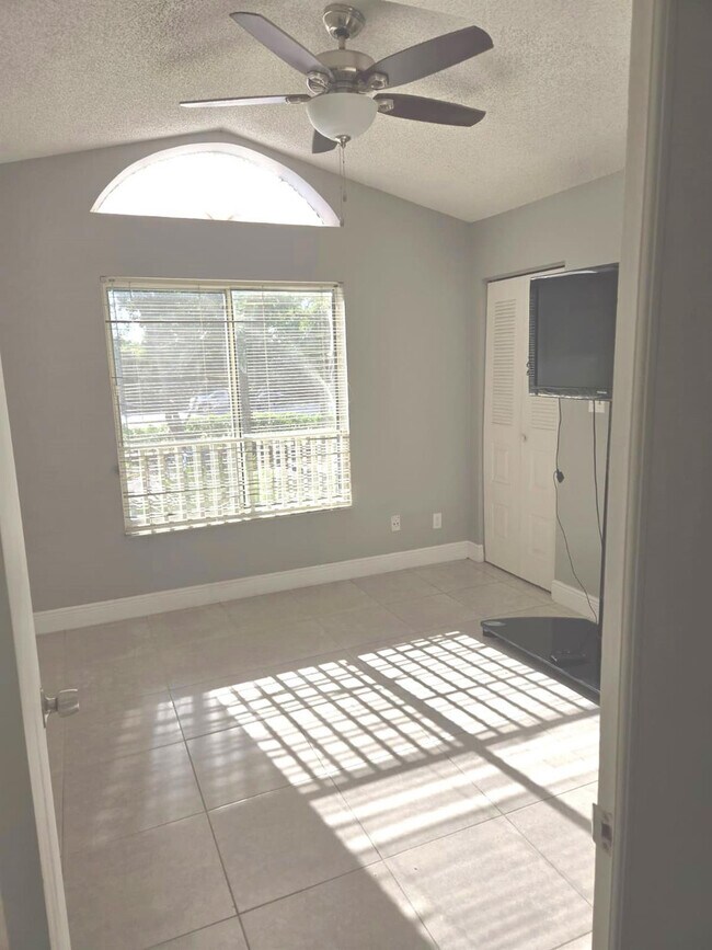 Building Photo - 922 Coral Club Dr