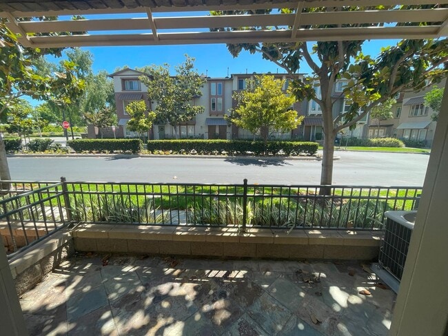 Building Photo - 3 Bed + 3.5 Bath + Bonus Room in Tustin Fi...