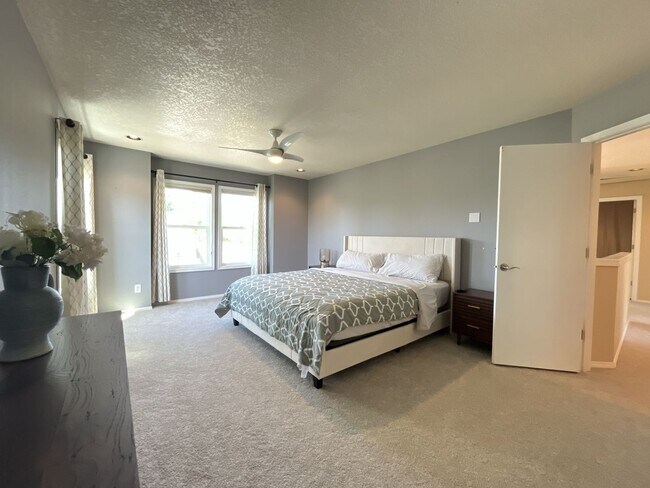 Building Photo - Stunning Bull Mountain Home with Gourmet Kitchen & Luxurious Primary Suite Retreat