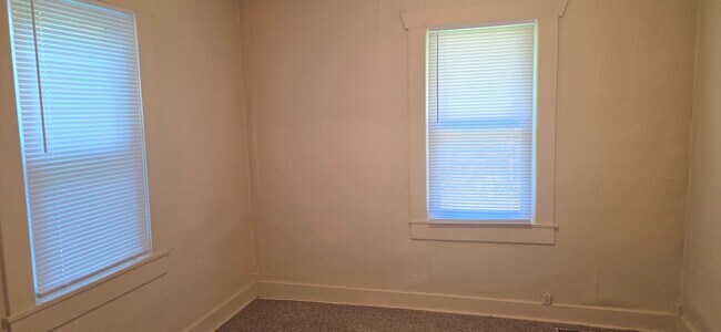 Building Photo - 2 bedroom/1 bathroom for $850!