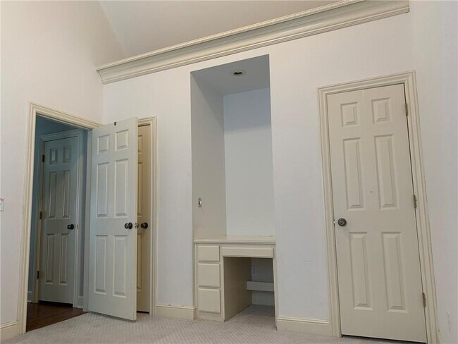 Building Photo - 5604 S 43rd St
