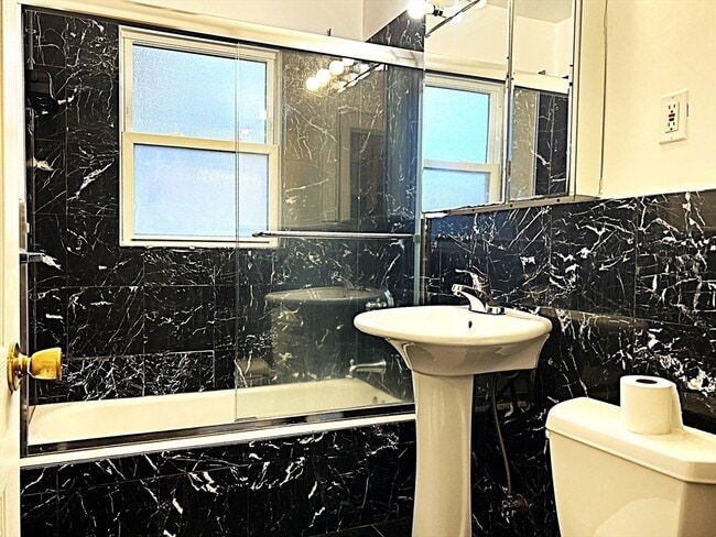 Building Photo - 6 Oxford Ave