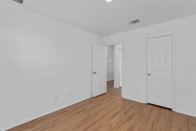 Building Photo - 245 Salt Springs Rd