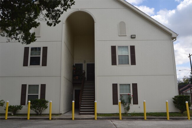 Building Photo - 304 Dell Ct