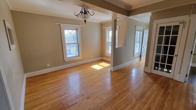 Building Photo - 10 Marion St