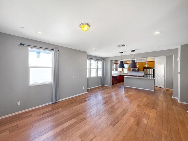 Building Photo - Beautiful 3B/3.5BA Townhouse in Carlsbad w...