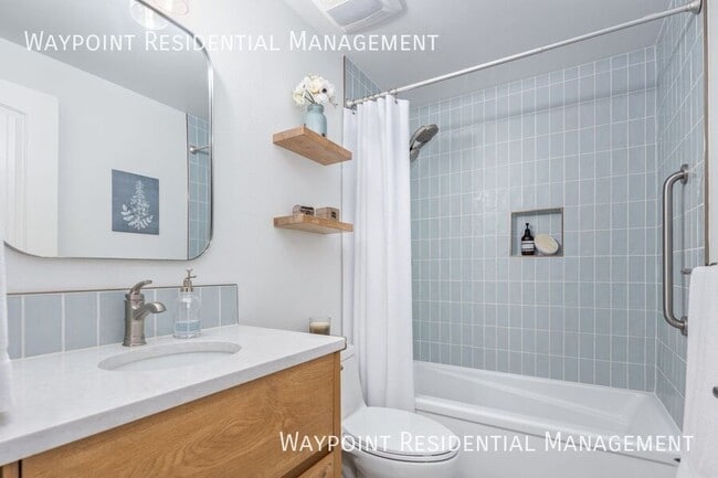 Building Photo - 4943 W Catalpa Dr