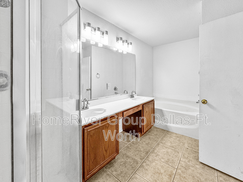 Building Photo - 3214 Creekside Dr