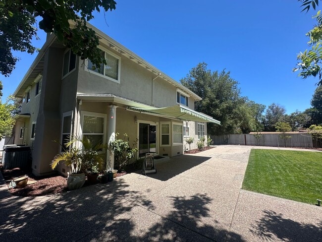 Building Photo - 388 Knowles Dr