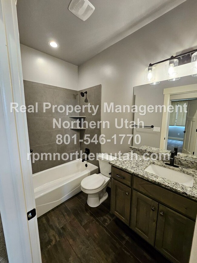 Building Photo - 3 Bedroom 2 Bath Duplex in Perry Now Avail...