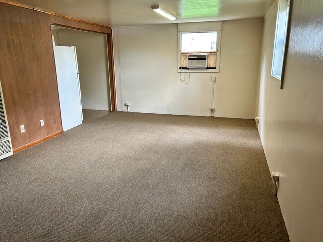 Building Photo - Conveniently located & short drive to Fort...
