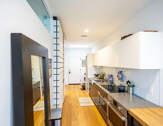 Building Photo - Top Floor 1 bed  + 1 bath Condo in DC // Fantastic Views