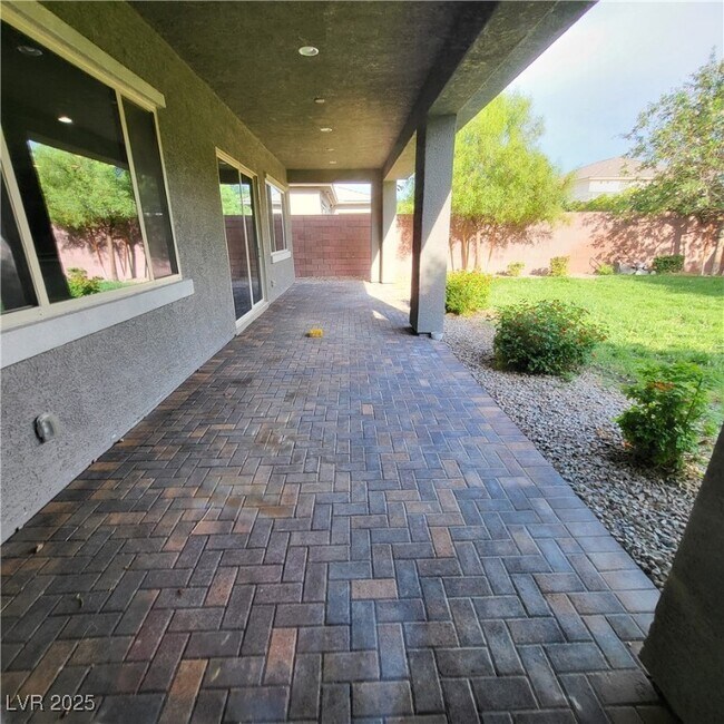 Building Photo - 365 Sapphire Rock Ave