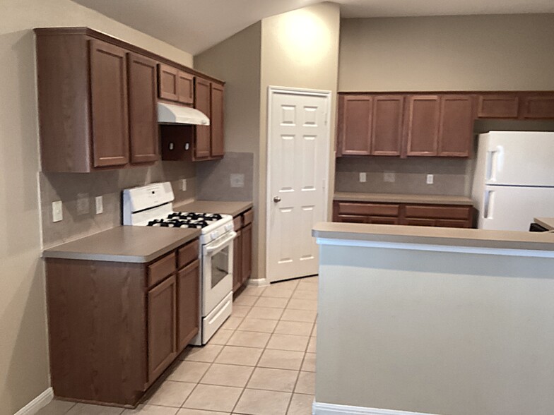 Building Photo - 18505 Sandy Bottom Dr