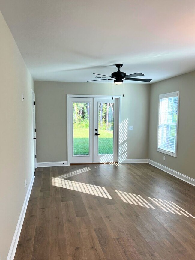 Building Photo - 3/2 fenced in yard & access to amenities!!