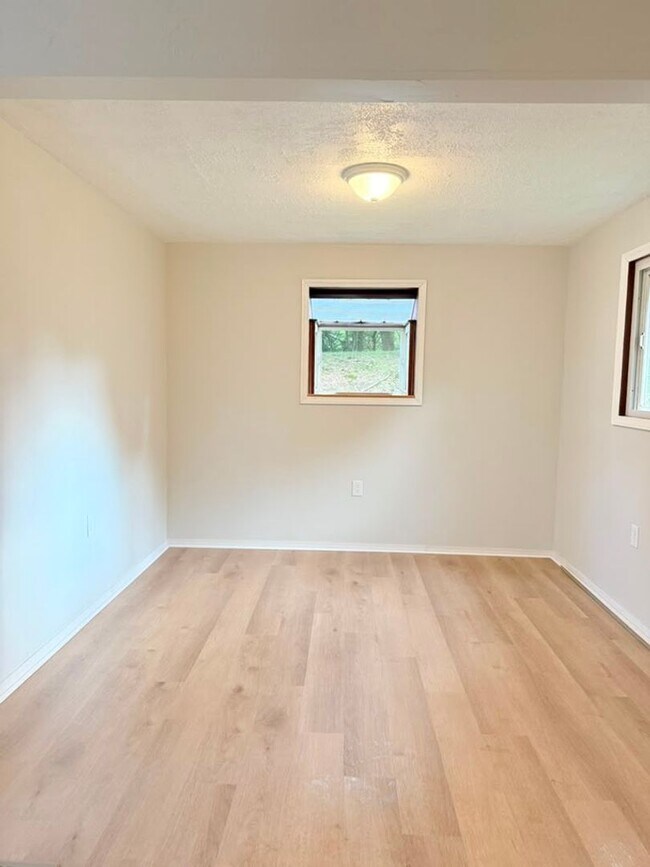 Building Photo - Newly remodeled 3-bedroom, 1.5-bath home featuring granite countertops, central A/C, and a partia...