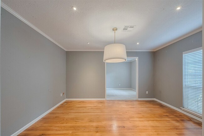 Building Photo - 927 Carlingford Ln
