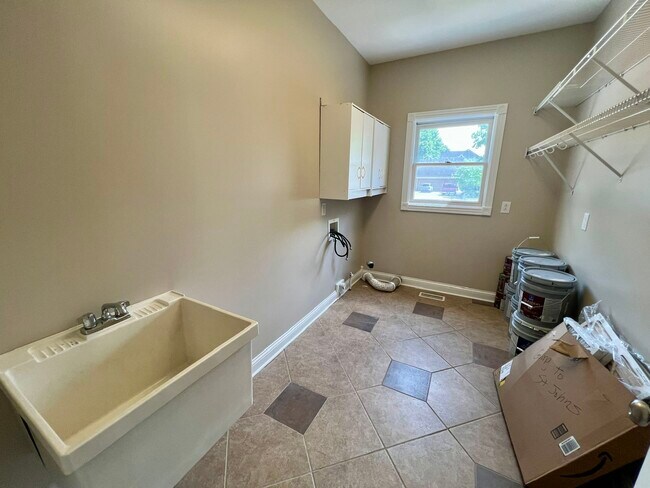 Building Photo - 2903 St Johns Dr