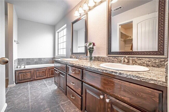 Building Photo - Spacious 4BR home in Bentonville with solar panels & Tesla EV charger!   Schedule a showing: 479-...