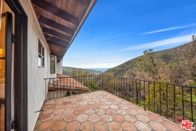 Building Photo - 2382 Live Oak Meadows Rd